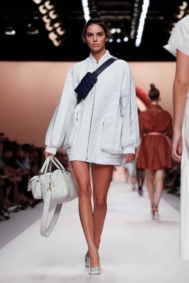 Кендалл Дженнер подиум Версаче