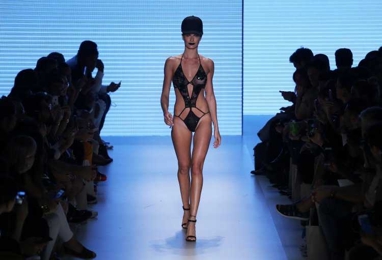 Кендалл Дженнер показ мод