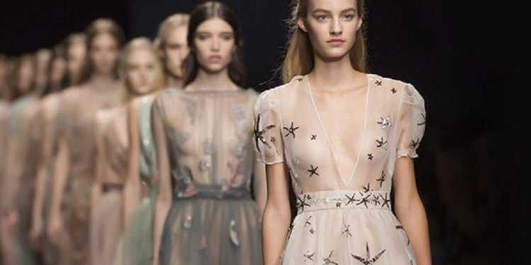 Брюнетка на подиуме44