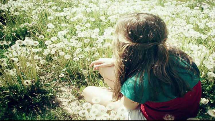 Девушка с русыми волосами с цветами