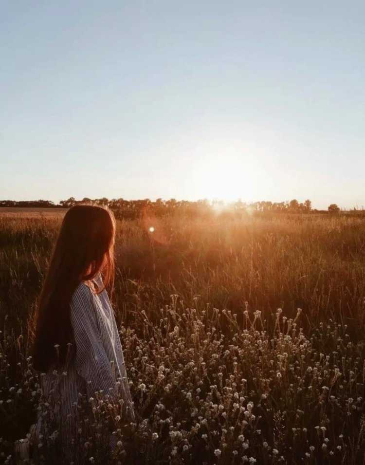 Девушка в поле на закате