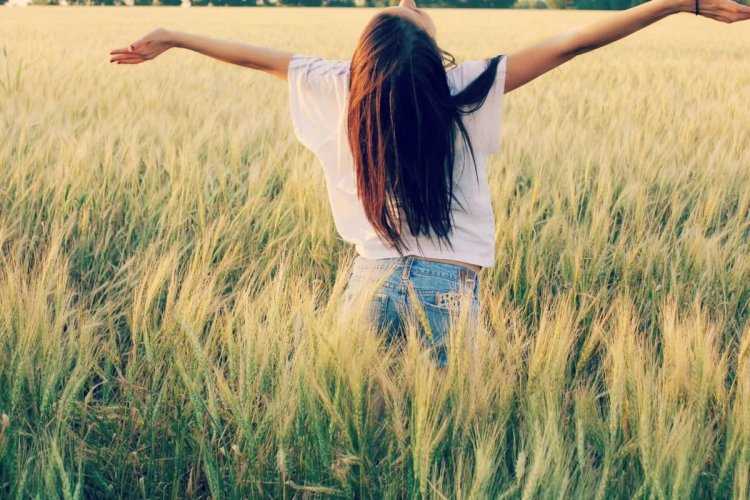 Девушка летом со спины