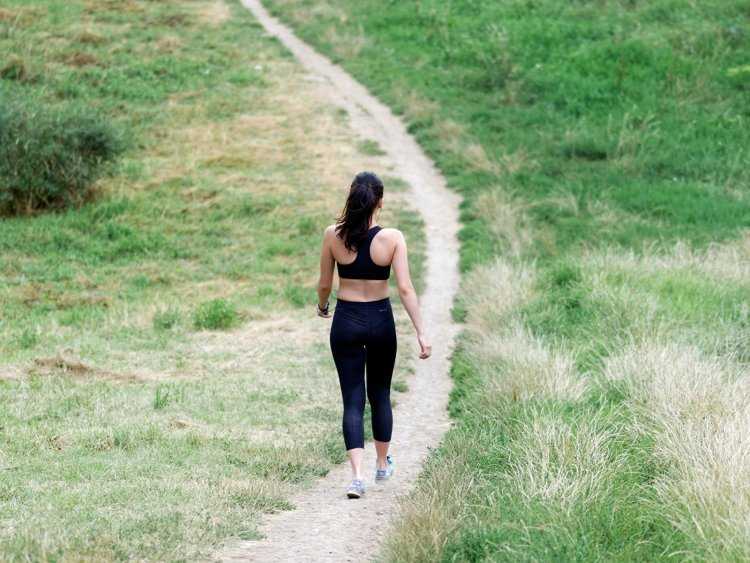 Брюнетка со спины на природе