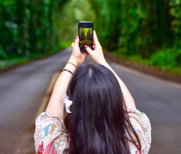 Обычное фото девушки брюнетки со спины на аву