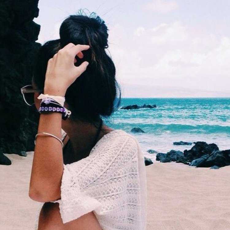 Брюнетка на природе летом со спины66