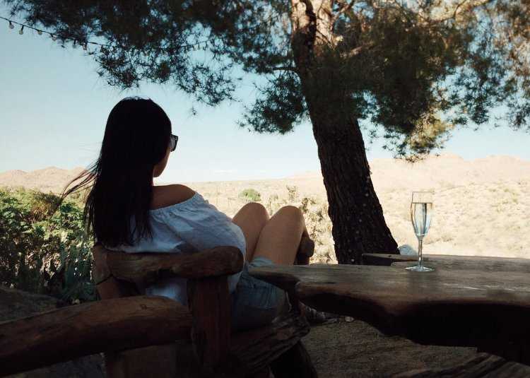 Брюнетка со спины лето