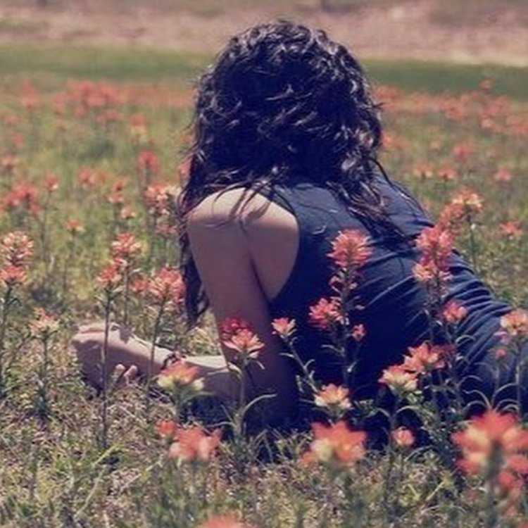 Полненькая брюнетка со спины