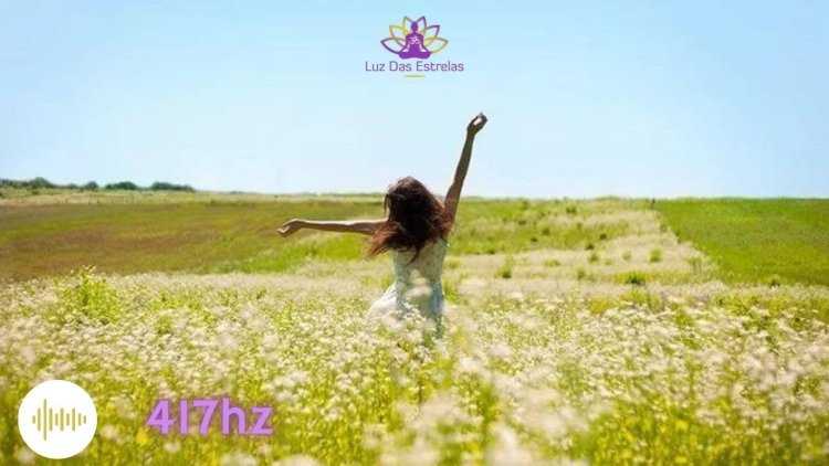 Девушка бежит по лугу