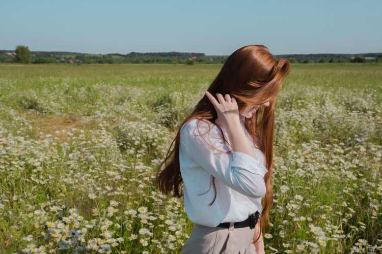 Фотосессия в поле в ромашковом поле