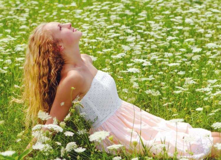 Девушка на лугу