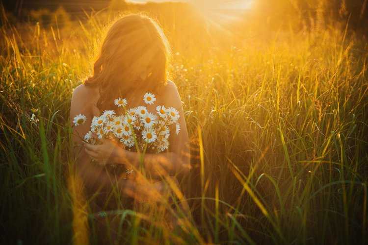 Девушка в ромашках спиной