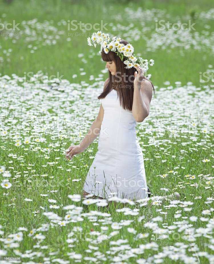 Фотосессия белое платье,ромашки