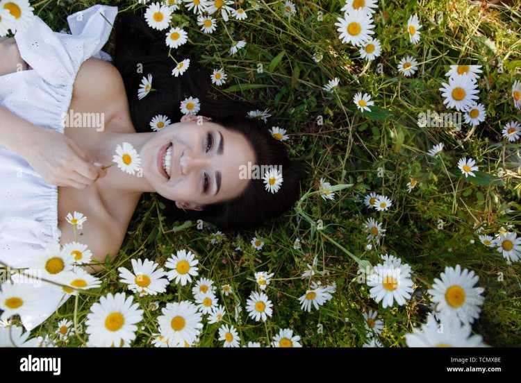 Девушка с ромашкой во рту