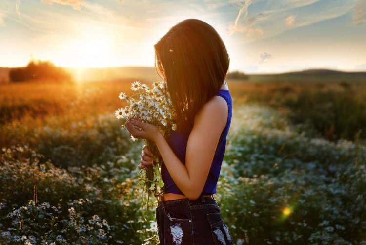 Лето девушка со спины