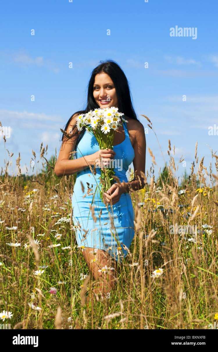 Брюнетка с ромашками