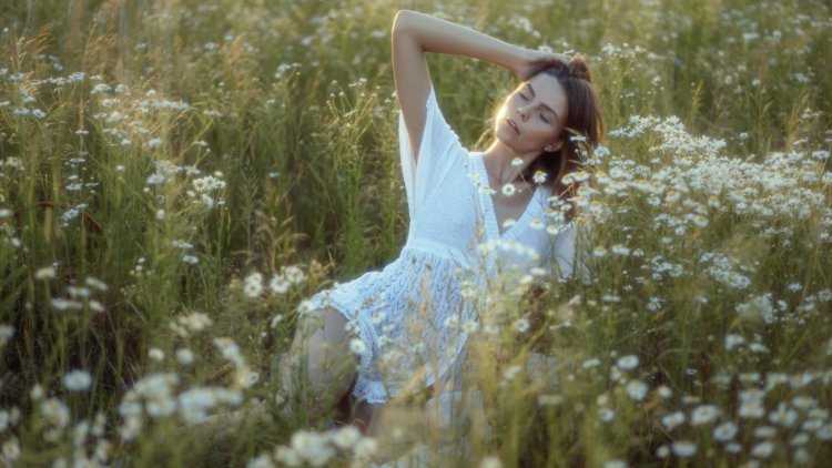 Девушка на природе сидит Ромашковое поле