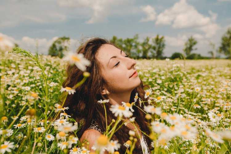 Девушка в поле ромашек