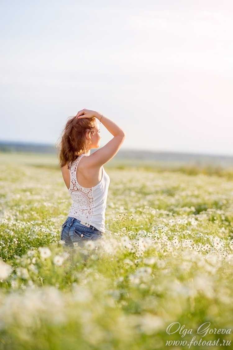 Девушка летом со спины