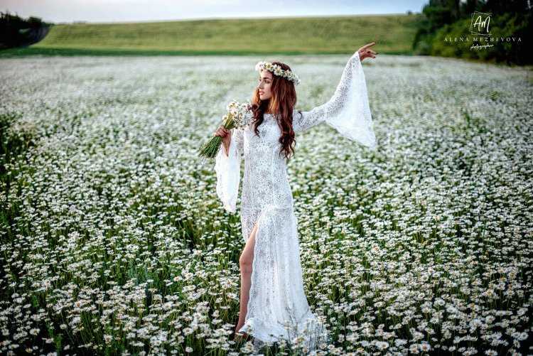 Девушка уходит в поле ромашек