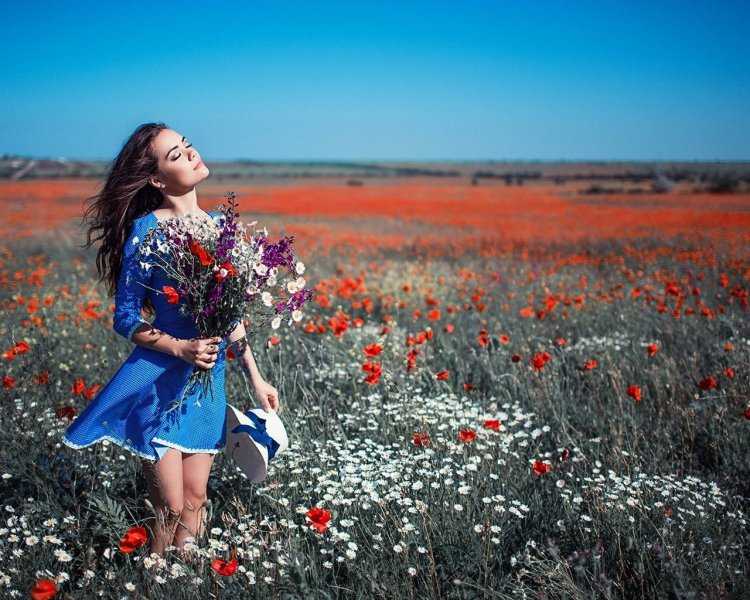 Брюнетка на ромашковом поле56