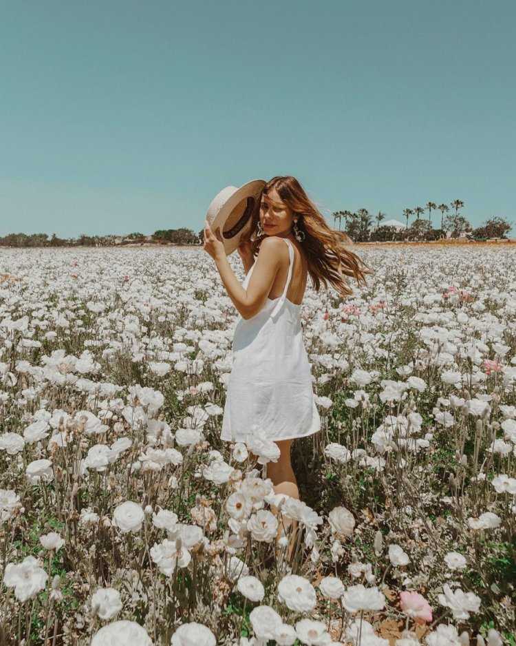 Девушка в поле ромашек