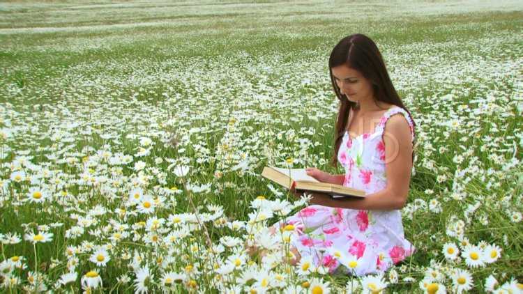 В ромашковом поле в сарафане