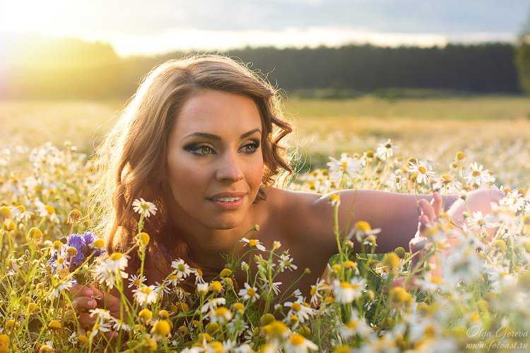 Женщина с ромашками