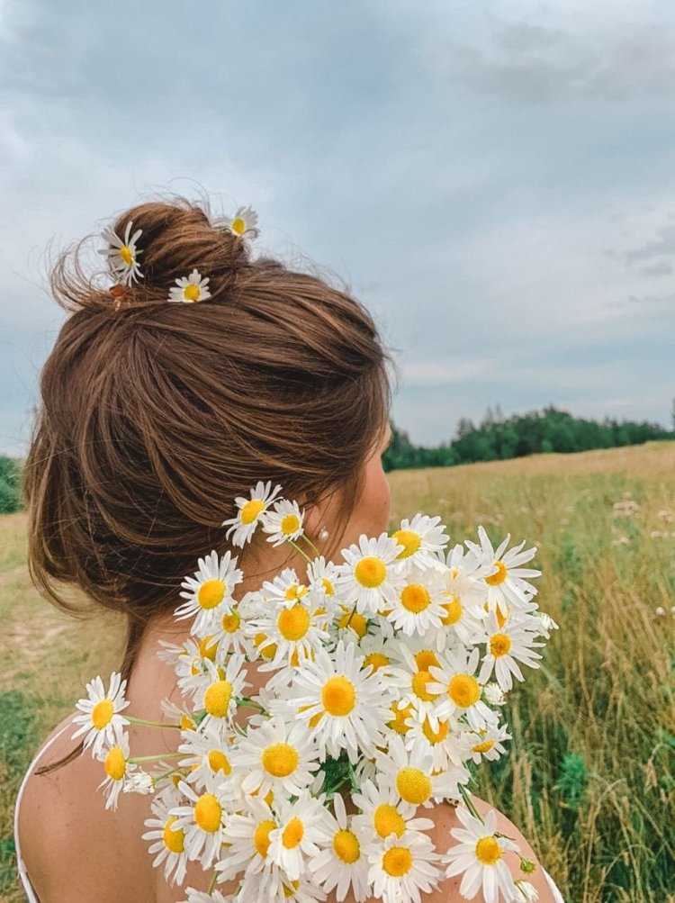 Брюнетка на ромашковом поле42