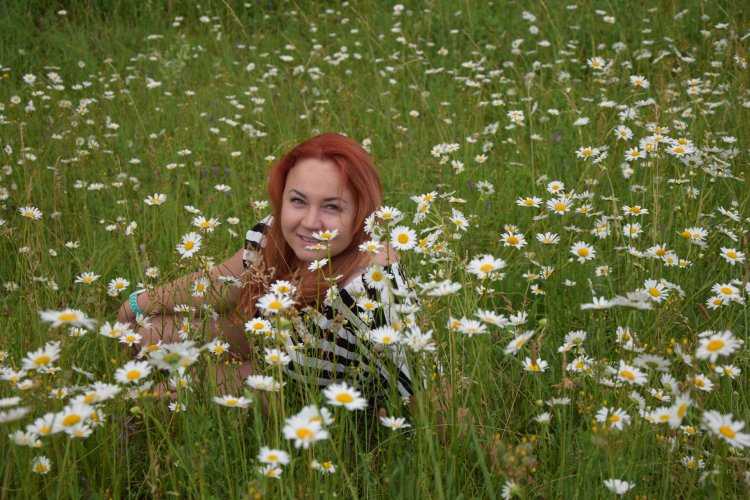 Брюнетка на ромашковом поле46