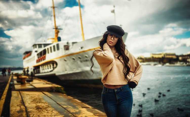Девушка на корабле