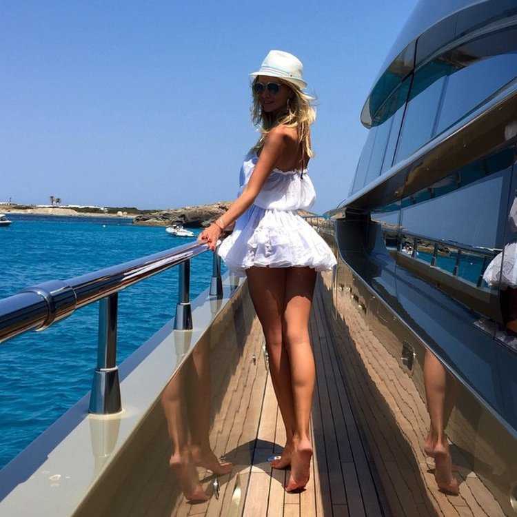 Виктория Лопырева на яхте