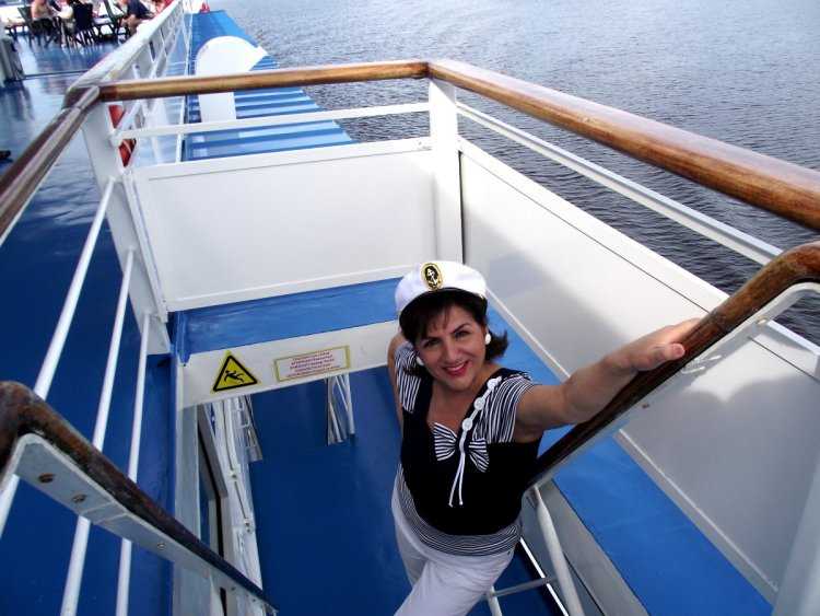 Девушка на теплоходе