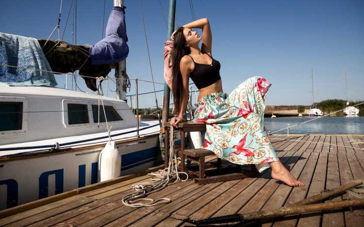 Обои девушка, поза, юбка, яхта, причал, топ, Вадим Федотов,