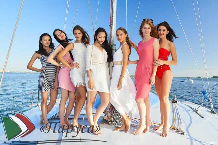 Много девушек на яхте