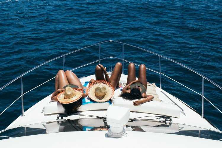 Девушки отдыхают на яхте