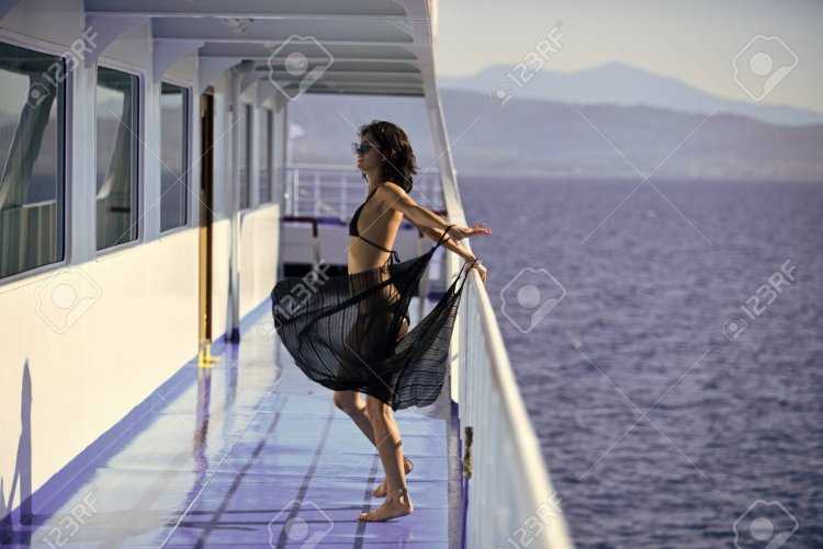 Женщина на палубе