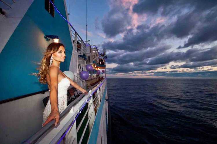 Супермодель на теплоходе в платье развивается