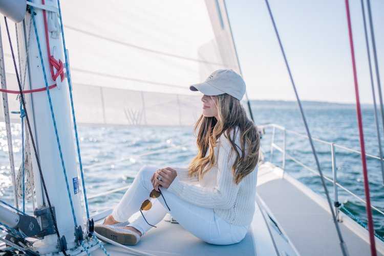 Девушка на парусной яхте
