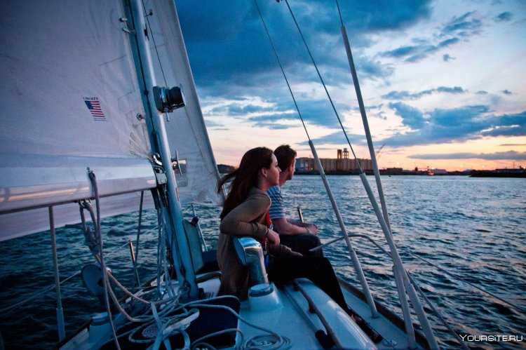 Парень с девушкой на яхте