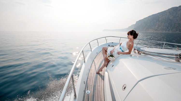 Женщина на яхте в море