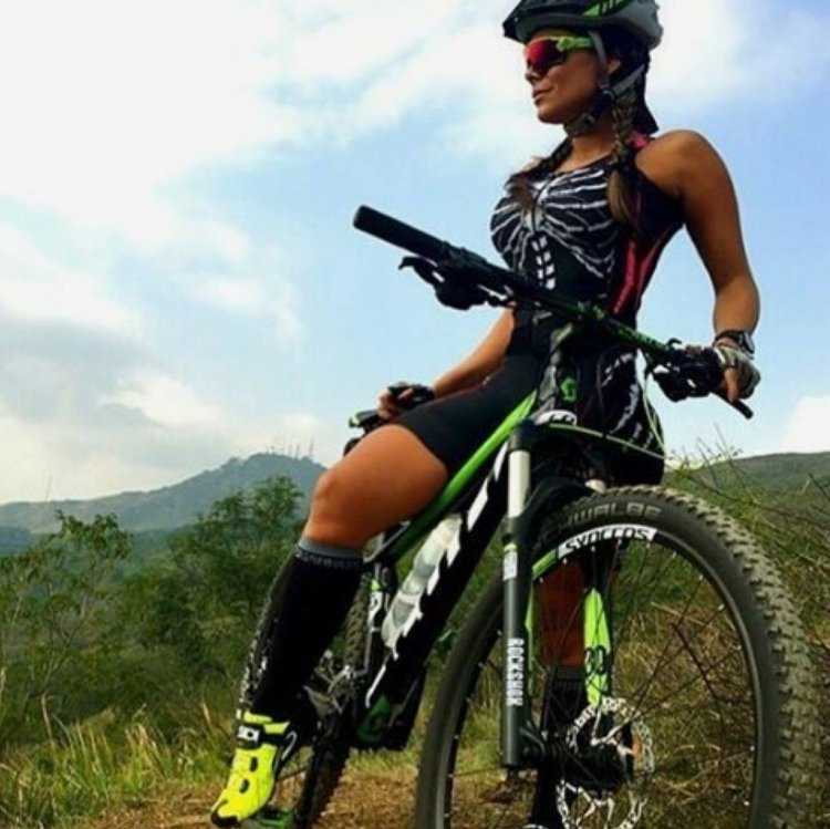 Девушка на Горном велосипеде
