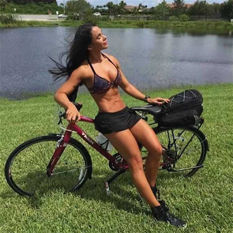 Красивые брюнетки на велосипеде