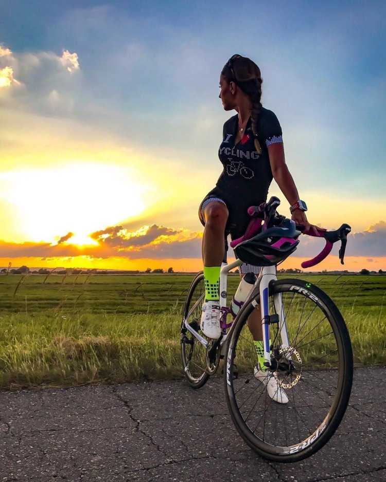 Девушка на велосипеде