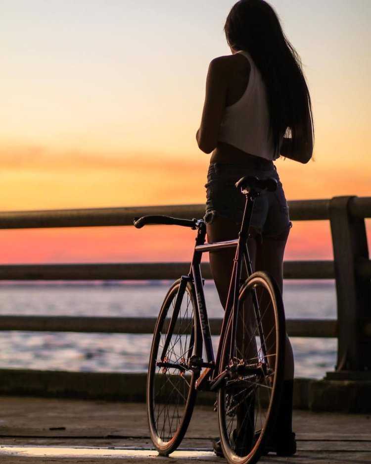 Девушка на Велике на закате