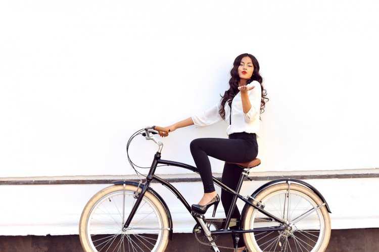 Девушка на велосипеде