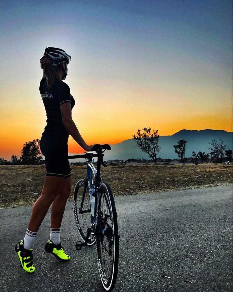 Брюнетка на велосипеде