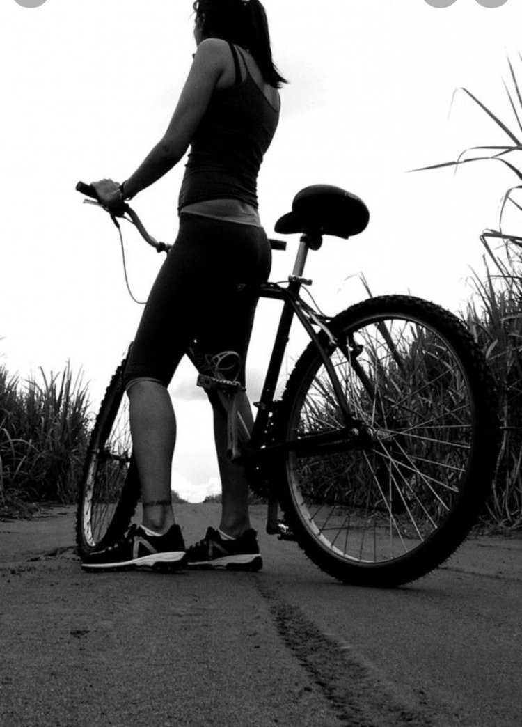 Брюнетка на велосипеде