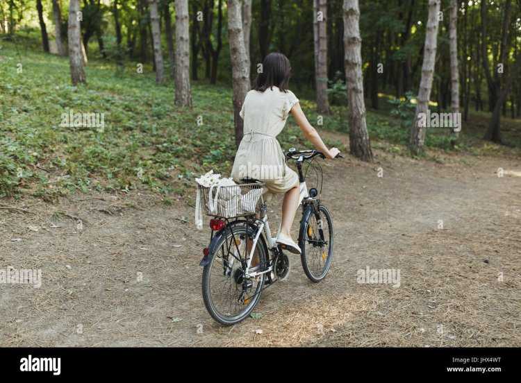 Фото брюнетки на зелёном велосипеде