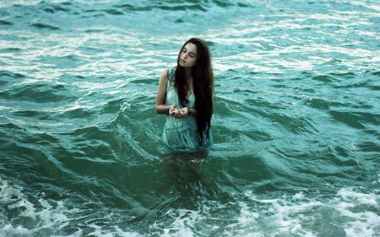 Девушка в воде