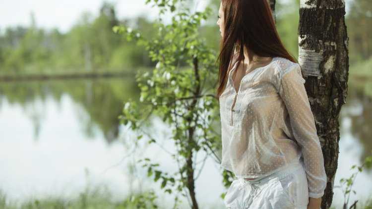 Девушка в мокрой рубашке